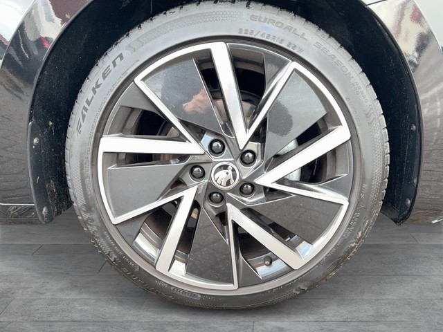Skoda - Octavia Combi 2.0TDI Sportline Head Up+Panorama_12