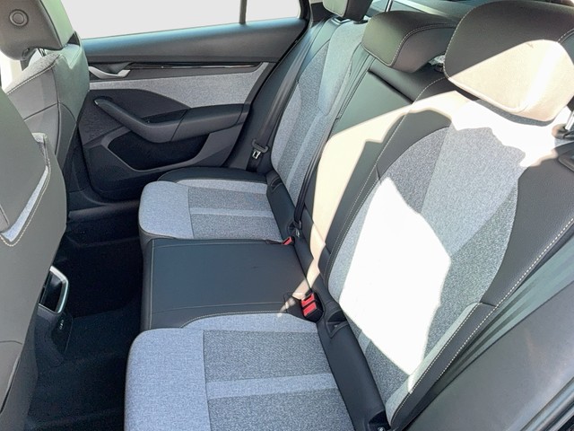 Skoda - Octavia Combi 2.0 TDI DSG Selection Head Up+Navi_3