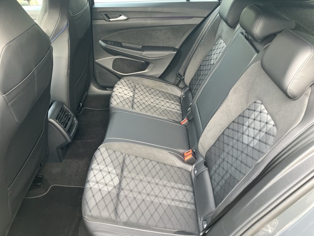 VW - Golf VIII 1.5 eTSI DSG R-Line ACC+LED+PDC+LM19"_9
