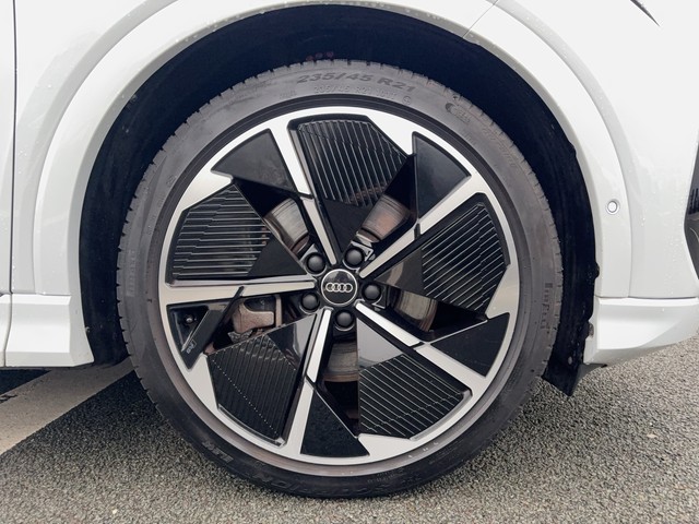 Audi - Q4 e-tron S-Line MATRIX+PANO+ACC_9