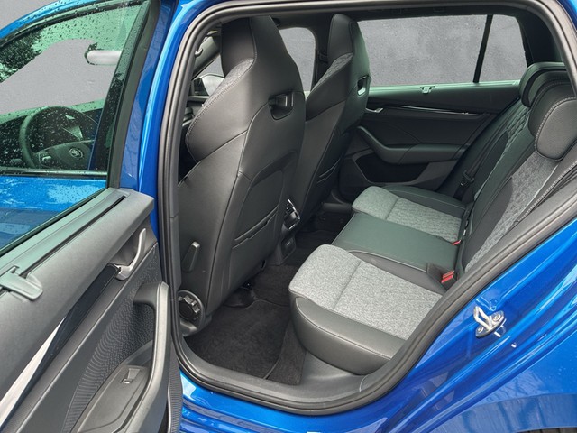 Skoda - Octavia Combi 2.0 TDI DSG Sportline LED+AHK+NAVI_2