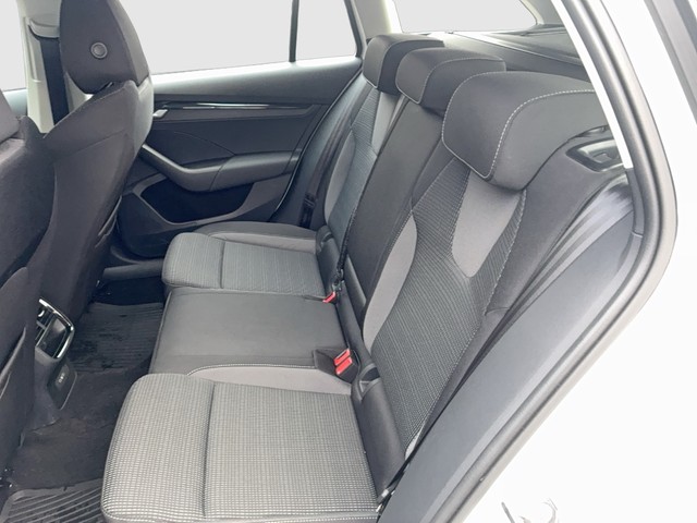 Skoda - Octavia Combi 2.0 TDI DSG Selection KAMERA+ACC_3