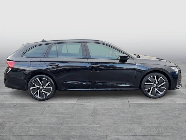 Skoda - Octavia Combi 2.0TDI Sportline Head Up+Panorama_11