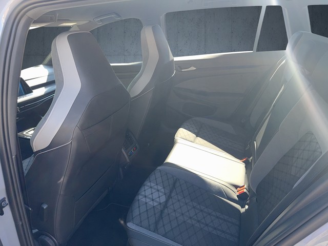 VW - Golf Variant 2,0 l TDI DSG R-Line Black Matrix_3