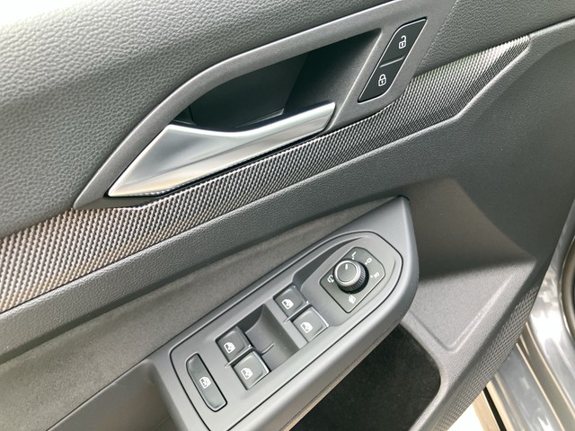 VW - Golf VIII 1.5 eTSI DSG R-Line ACC+LED+PDC+LM19"_4