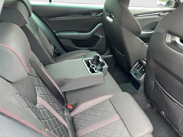 Skoda - Octavia Combi 1.4 iV DSG RS ACC HUD LED LM19 NAVI_5 Skoda - Octavia Combi 1.4 iV DSG RS ACC HUD LED LM19 NAVI_5