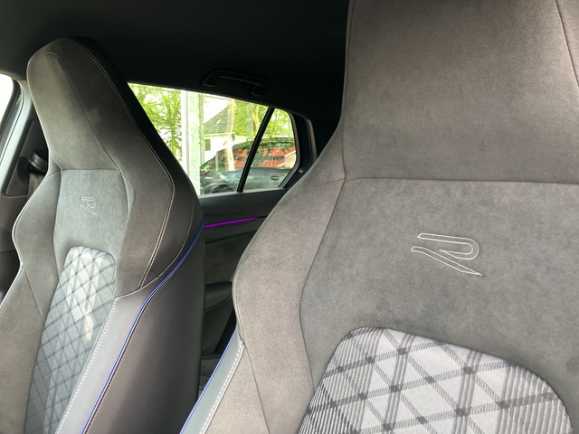 VW - Golf VIII 1.5 eTSI DSG R-Line ACC+LED+PDC+LM19"_7